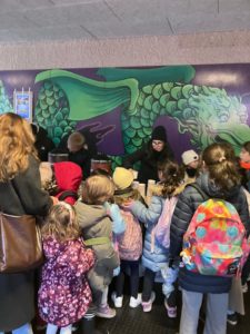 Les élèves profitent de chocolat chaud et de gâteau ! 